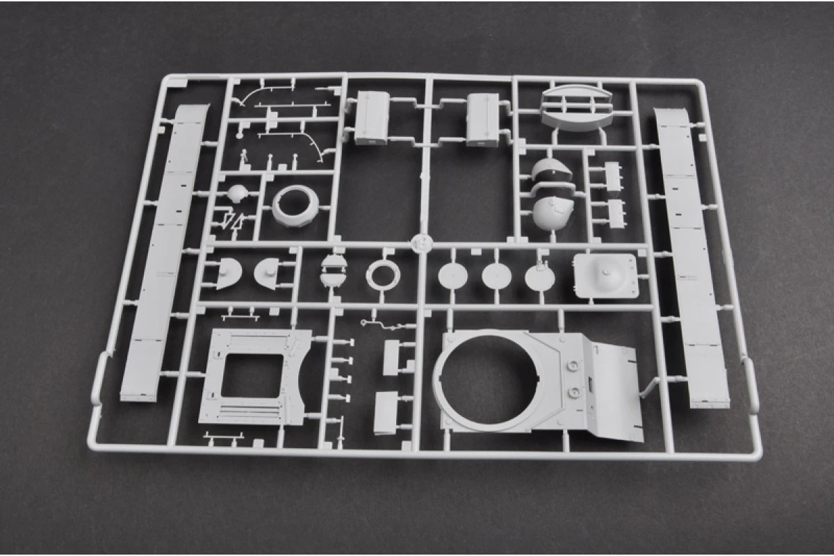 01569 | Trumpeter 1/35 Soviet KV-85 Heavy Tank Scaled Plastic Model Kit 6 01569 | Trumpeter 1/35 Soviet KV-85 Heavy Tank Scaled Plastic Model Kit - Image 4
